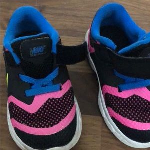 Nike size 7 girls running shoes